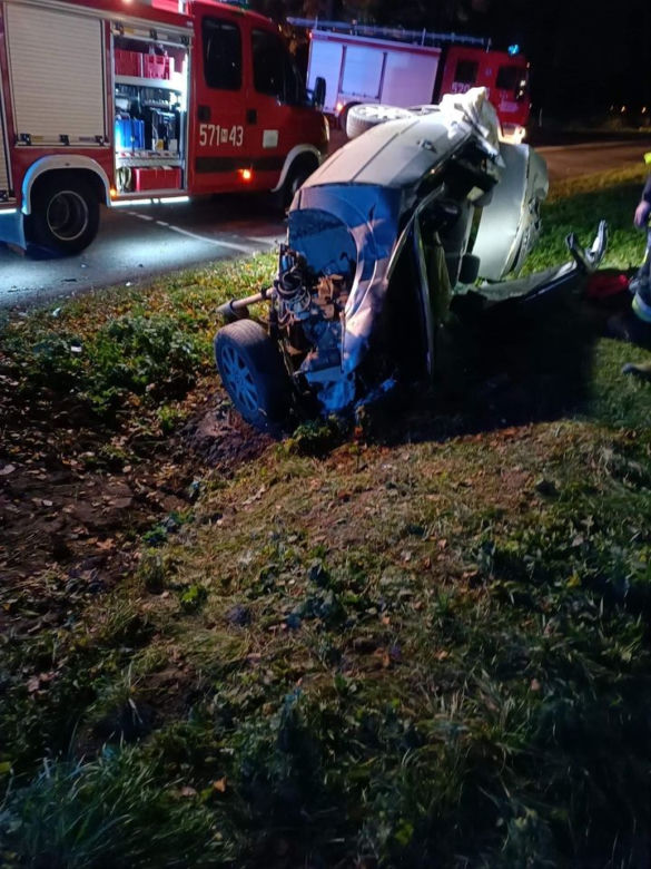 Kozolin. ZMASAKROWANE auto! Dwie osoby NIE ŻYJĄ! Ciężko ranny 18-latek w Płocku! [ZDJĘCIA]