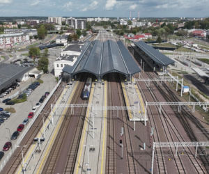 Kolej w woj. podlaskim przyspiesza. Wracają pociągi do Łomży i rusza kolejny etap Rail Baltica