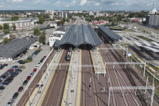Kolej w woj. podlaskim przyspiesza. Wracają pociągi do Łomży i rusza kolejny etap Rail Baltica