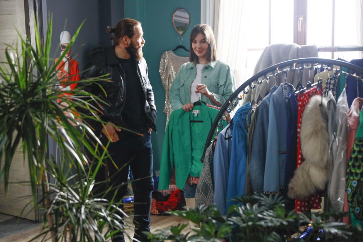 	M jak miłość. Ania (Alina Szczegielniak), gangster Robert (Kamil Drężek)