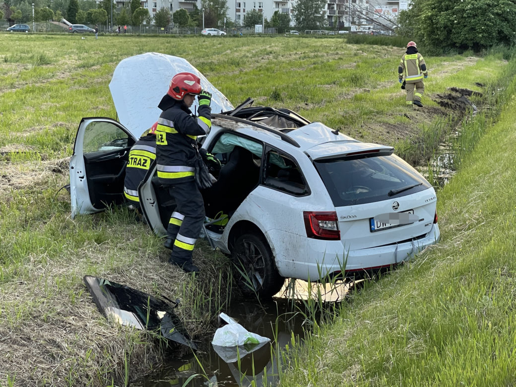 Auto kilka razy koziołkowało. Za kierownicą pijany ojciec. Pasażerką była jego maleńka córeczka