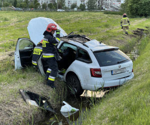 Auto kilka razy koziołkowało. Za kierownicą pijany ojciec. Pasażerką była jego maleńka córeczka