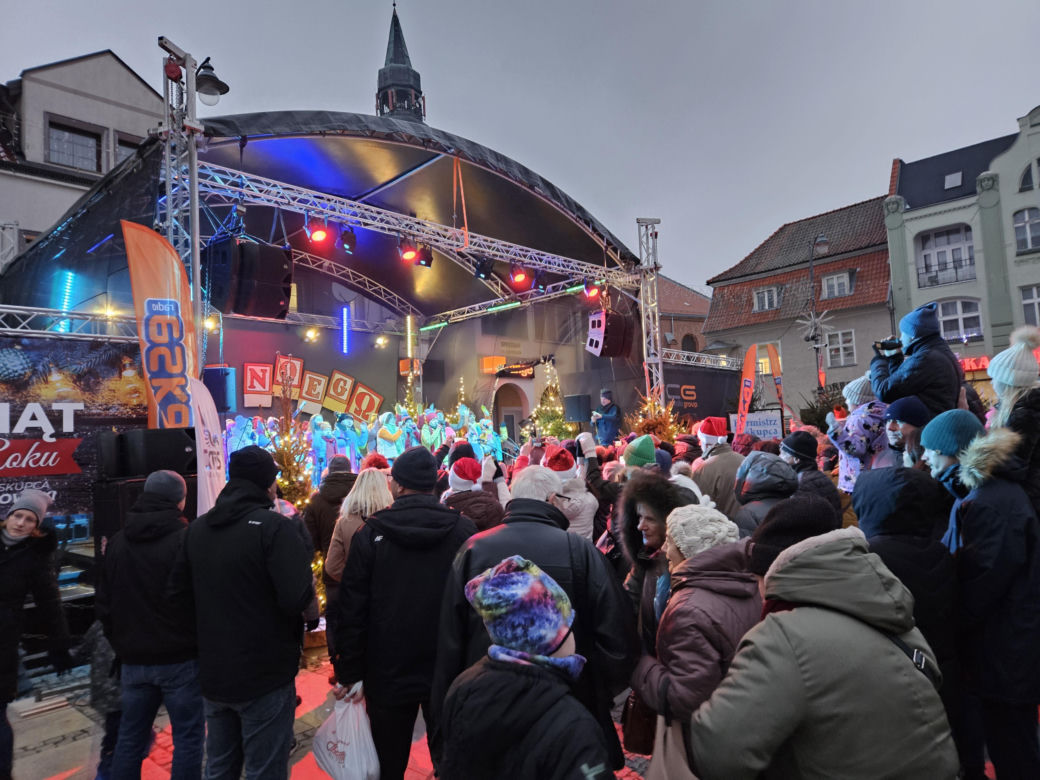 Jarmark Świąteczny w Biskupcu. Na scenie wystąpił zespół Arka Noego [ZDJĘCIA]