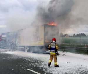 Pożar TIRa z naczepą z kosmetykami na autostradzie A4 