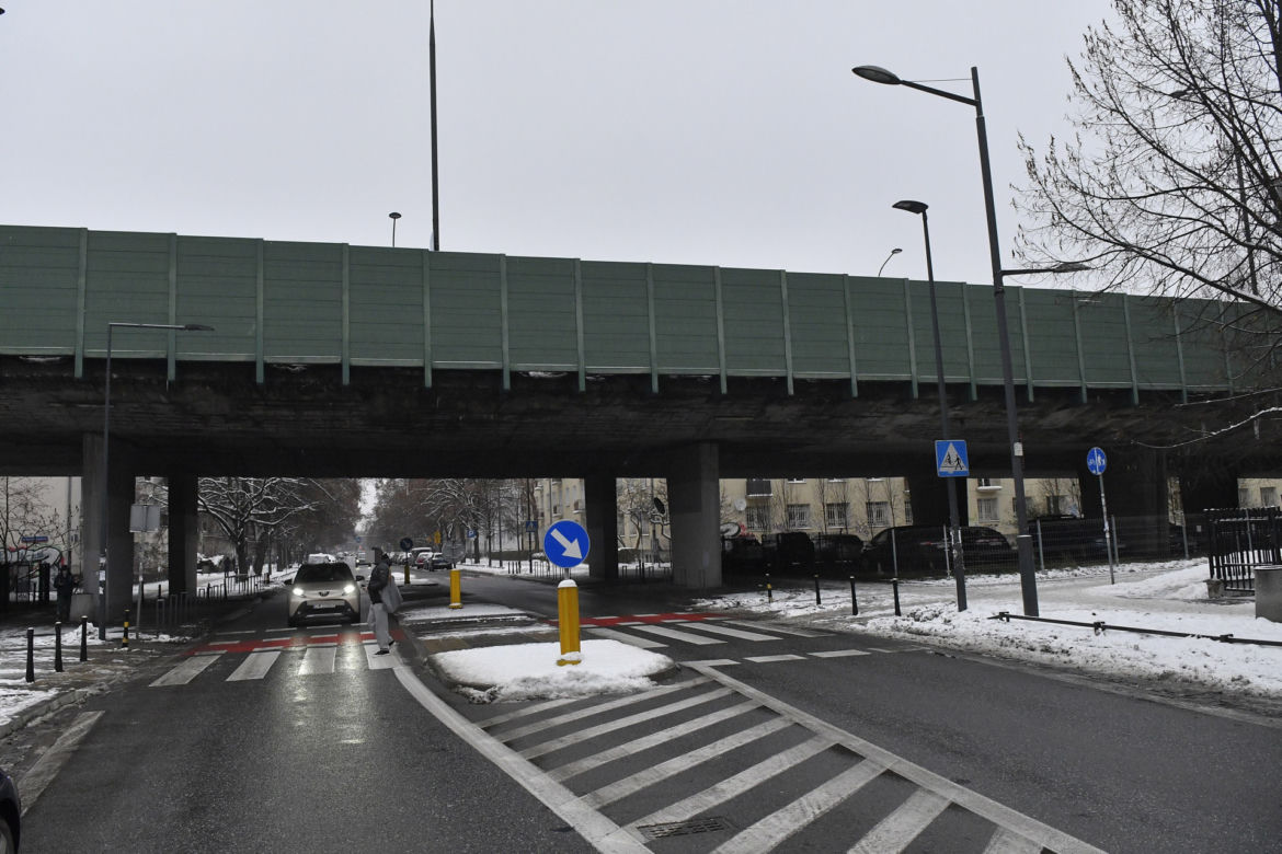 Utrudnienia na Trasie Łazienkowskiej potrwają aż do 2025 roku! Wiadukty nad Paryską do remontu 