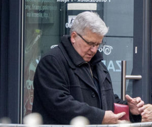 Bronisław Komorowski gnał do krawca z dżinsami. Po drodze złamał prawo!