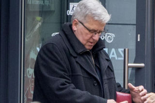 Bronisław Komorowski gnał do krawca z dżinsami. Po drodze złamał prawo!