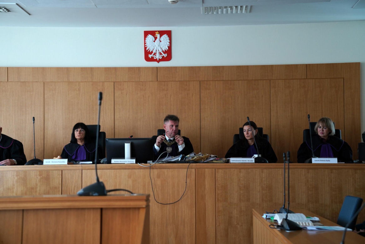 Ksiądz Mirosław porąbał siekierą i podpalił starego znajomego?! W sądzie szok: "mam dziecko"