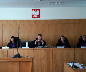 Ksiądz Mirosław porąbał siekierą i podpalił starego znajomego?! W sądzie szok: mam dziecko