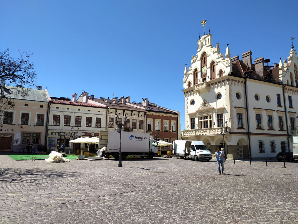 Na Rynku trwa rozkładanie ogródków piwnych! Mają być otwarte od soboty