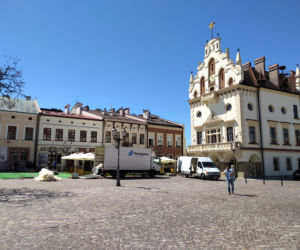 Na Rynku trwa rozkładanie ogródków piwnych! Mają być otwarte od soboty