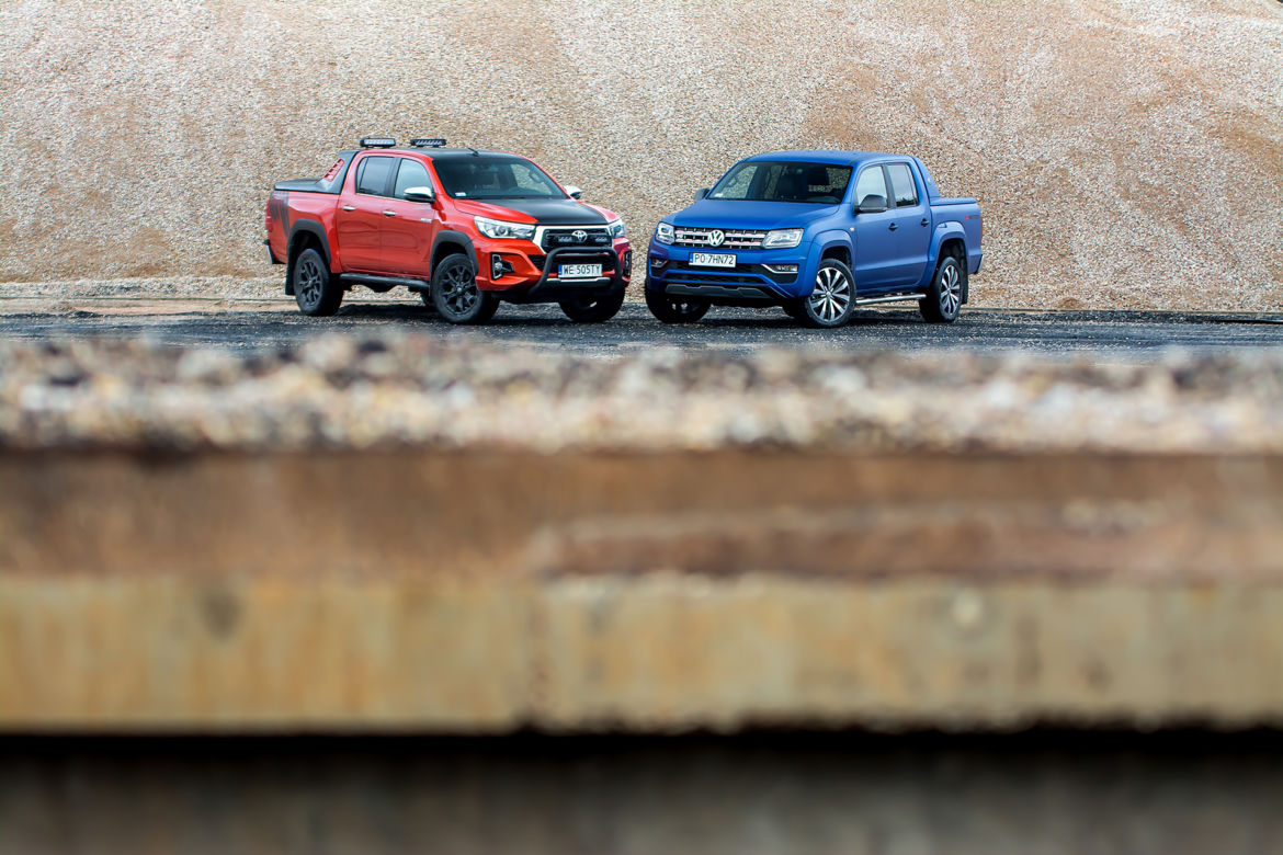 Volkswagen Amarok V6 3.0 TDI 258 KM 4Motion DSG8 Aventura vs. Toyota Hilux 2.4 D-4D 150 KM 4x4 AT6 Selection 50