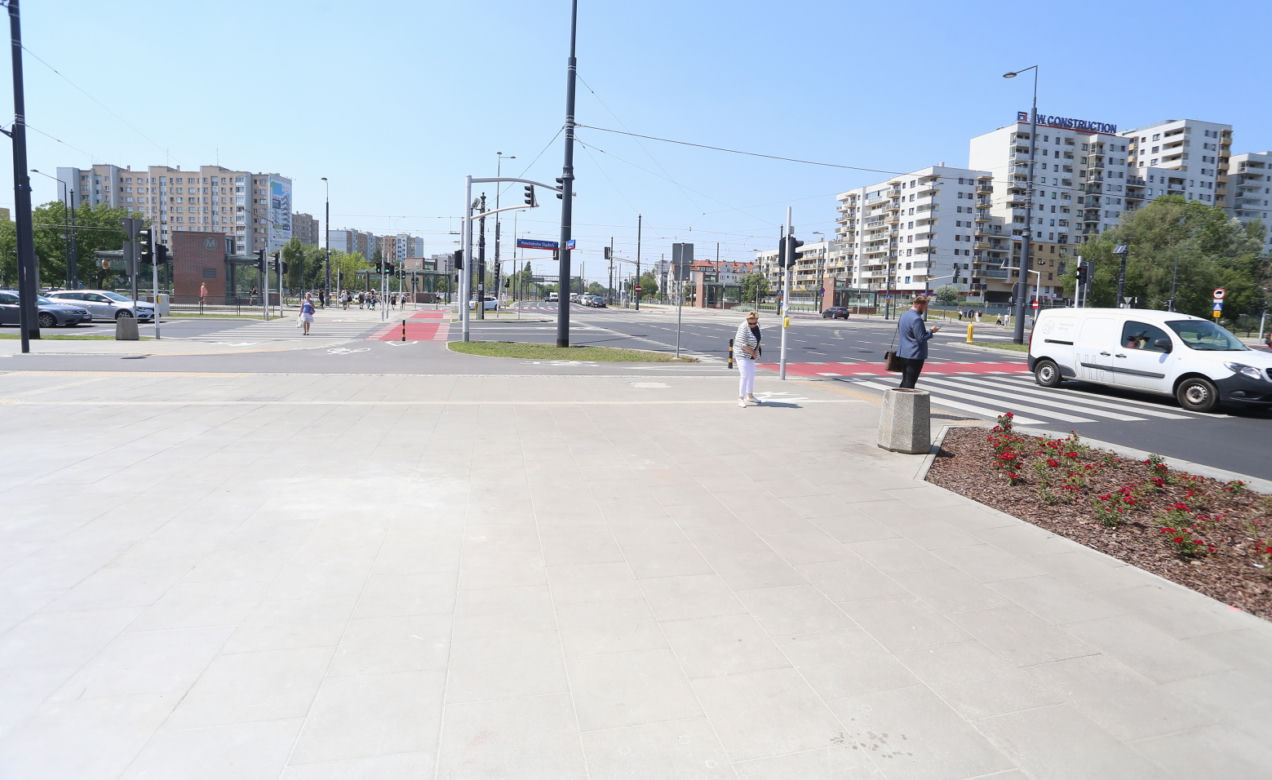 Wylali tu morze betonu”. Przy nowych stacjach metra na Bemowie zieleni jest jak na lekarstwo