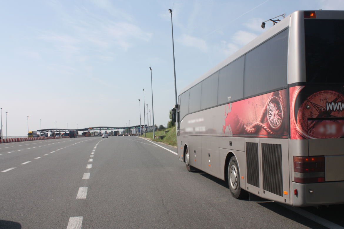 Ukraiński kierowca jechał pod prąd autostradą A4! Przewoził 43 pasażerów, w tym 19 dzieci [ZDJĘCIA]