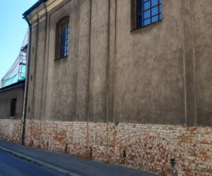 Zabytkowe cegły zostały odsłonięte