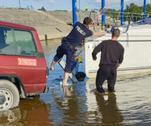 Akcja ratunkowa na Wiśle w Toruniu. Wodniacy ocalili załogę jachtu!