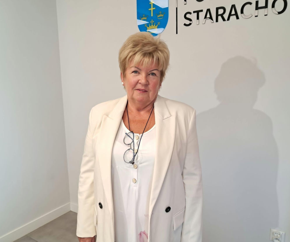 Dyrektor szpitala Jolanta Kręcka na tle herbu. O zarobkach lekarzy w Starachowicach przeczytasz na Eska Starachowice.