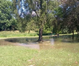 Park Skaryszewski pod wodą. Pękła rura wodociągowa