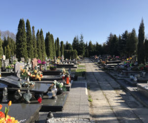 Ten cmentarz na Śląsku jest otwarty. Mieszkańcy odwiedzają groby bliskich