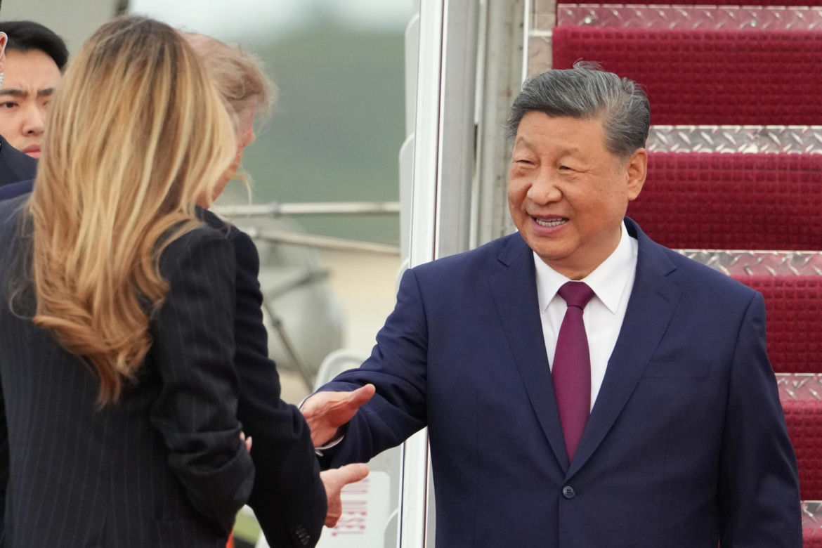 Przywódca Chin przyleciał do USA. Też przeszedł po czerwonym dywanie