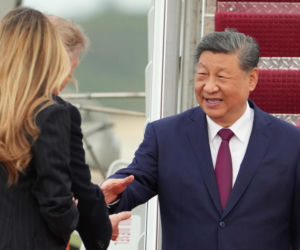 Przywódca Chin przyleciał do USA. Też przeszedł po czerwonym dywanie