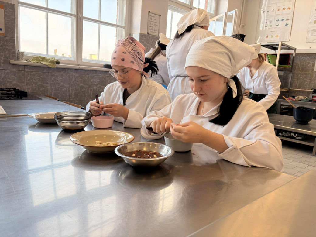 Uczniowie grudziądzkiego "Gastronomika" przygotowali rogale na Św. Marcina