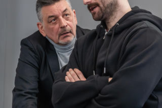 Sprawiedliwi. Trójmiasto, odcinek 110: po tragicznej śmierci Malczewskiej, Maksym pogrąża się w nałogu alkoholowym