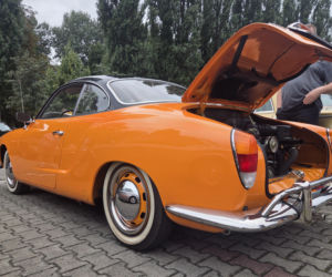 Motoryzacyjne legendy pod Torbydem. „Bydgoskie Klasyki Nocą” znów przyciągnęły tłumy