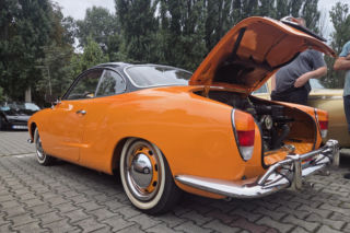 Motoryzacyjne legendy pod Torbydem. „Bydgoskie Klasyki Nocą” znów przyciągnęły tłumy