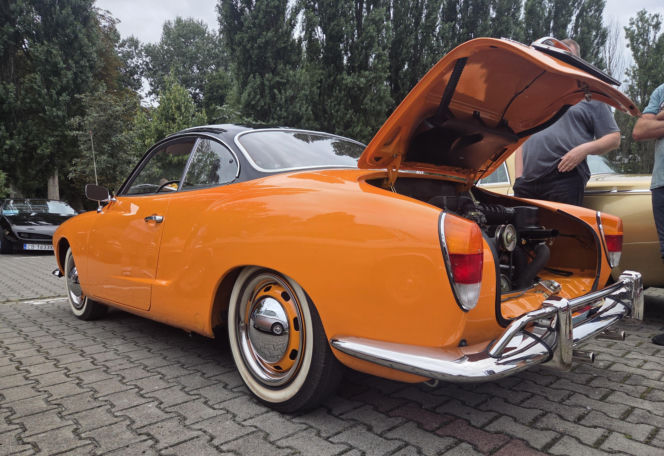 Motoryzacyjne legendy pod Torbydem. „Bydgoskie Klasyki Nocą” znów przyciągnęły tłumy