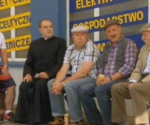 RANCZO 7 odc. 87. Pietrek (Piotr Pręgowski), proboszcz (Cezary Żak), Hadziuk (Bogdan Kalus), Solejuk (Sylwester Maciejewski), Stach Japycz (Franciszek Pieczka)