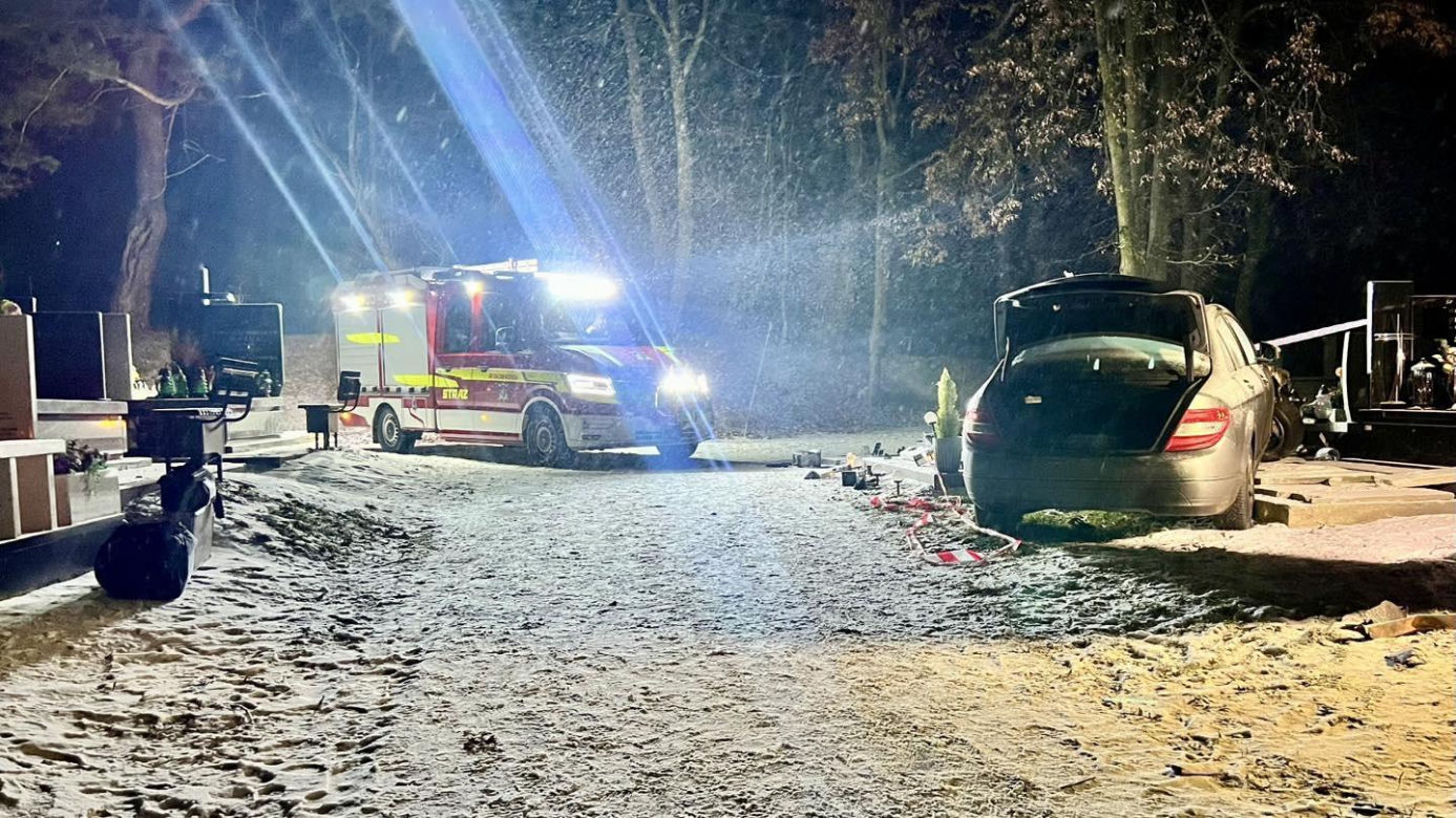 Zdemolował bramę cmentarza i wjechał w nagrobki! Zaskakujące zachowanie 41-latka