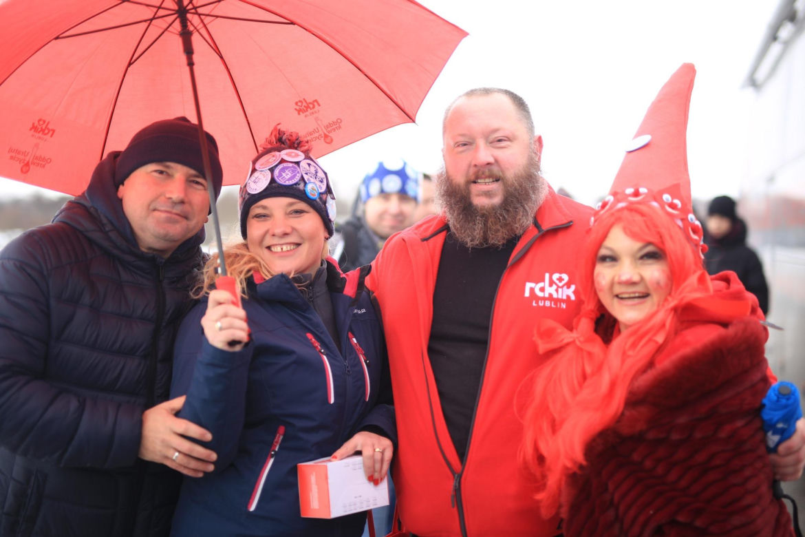 „Lodowata krew z gorących serc”. Lubelskie morsy morsują i pomagają!