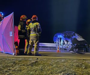 Śmiertelny wypadek w Nieporęcie. jeden z samochodow dachował