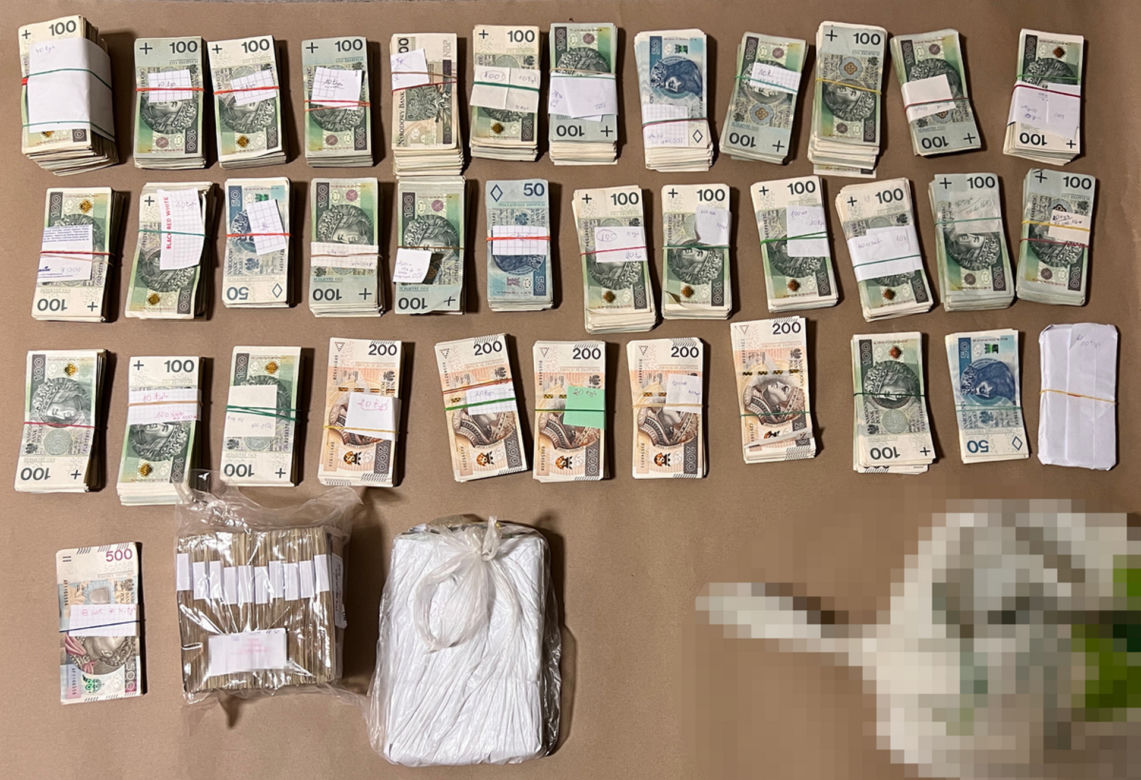 Warszawa. Senior z Mokotowa chciał pomóc "policjantom". Wyniósł przed blok 650 tysięcy złotych w reklamówce  