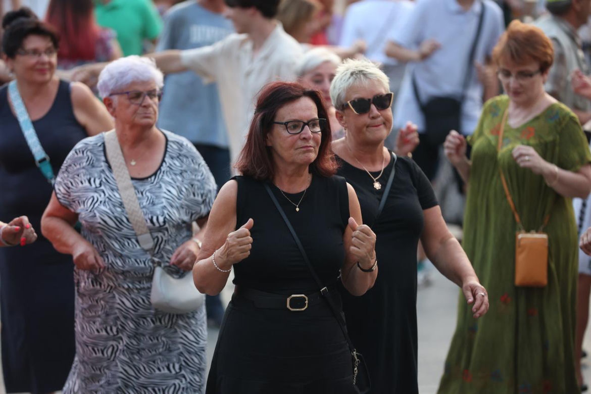 Potańcówka pod Teatrem Śląskim w Katowicach. Tłumy wręcz oszalały ZDJĘCIA