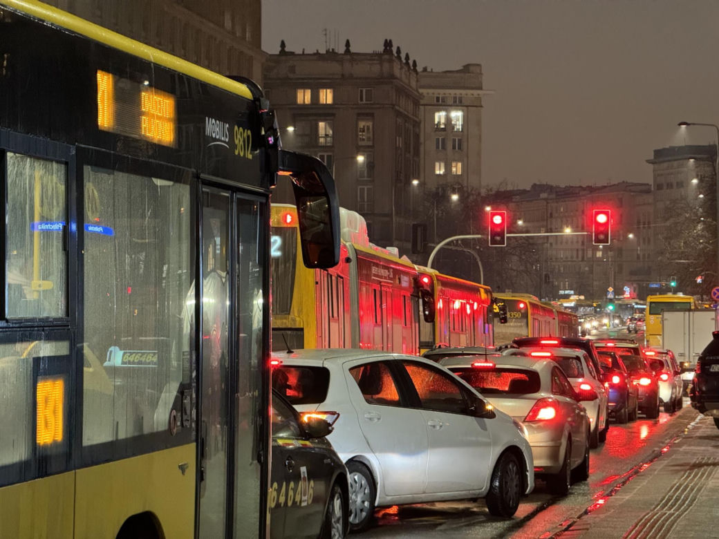 Totalny paraliż Warszawy. Gigantyczne opóźnienia autobusów i tramwajów, kierowcy w korkach