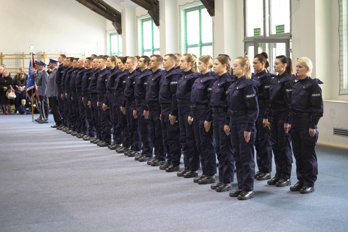 Nowi policjanci na Warmii i Mazurach. Wakatów coraz mniej