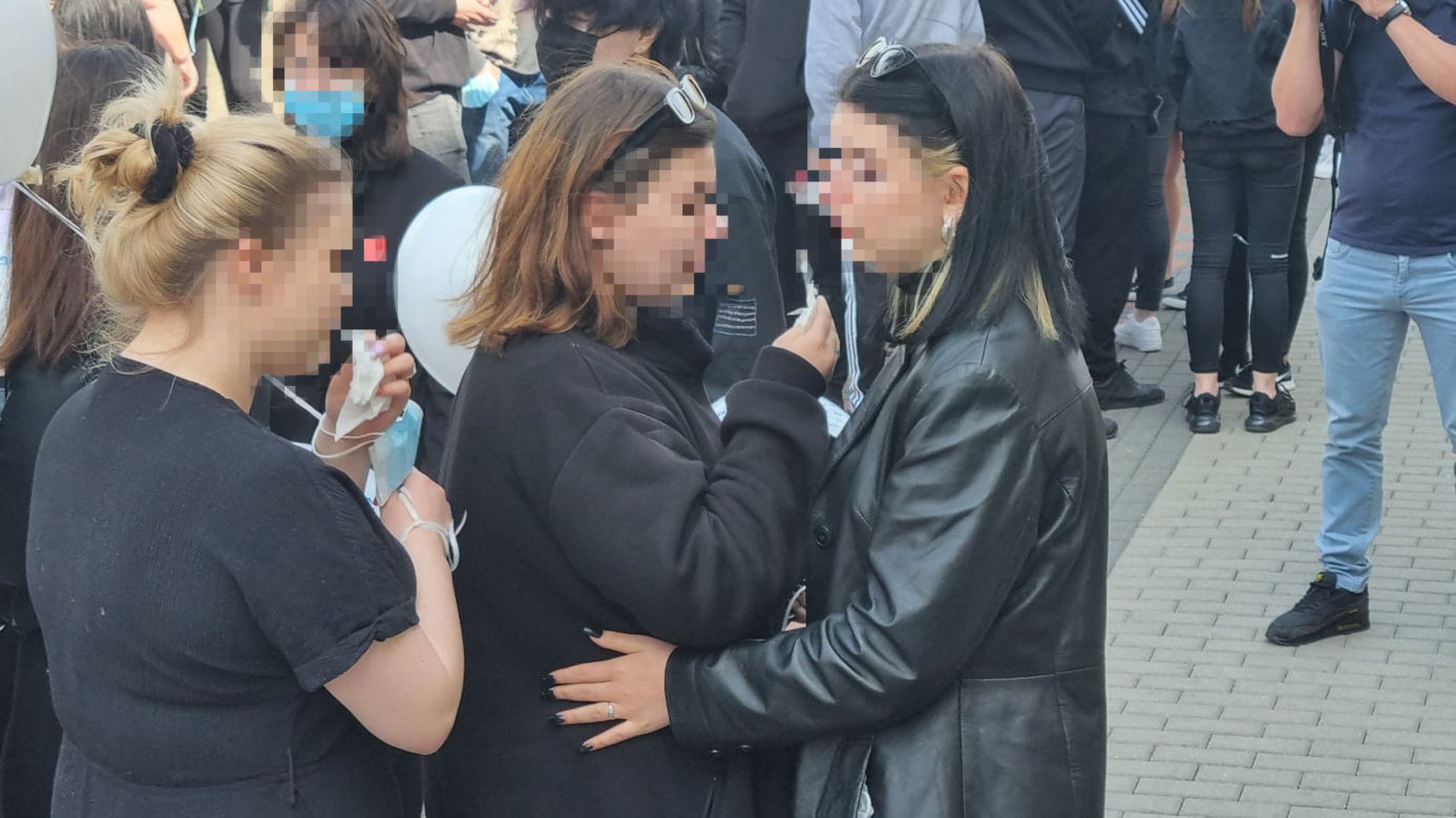 Koledzy żegnają swoją Madzię. "Cześć Jej pamięci!". Łzy, rozpacz i niezrozumienie. Nie tak miał wyglądać koniec roku szkolnego [ZDJĘCIA]