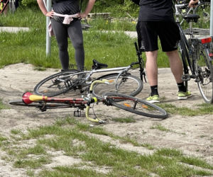 Czołowe zderzenie rowerzystów w Warszawie. Cyklista trafił do szpitala