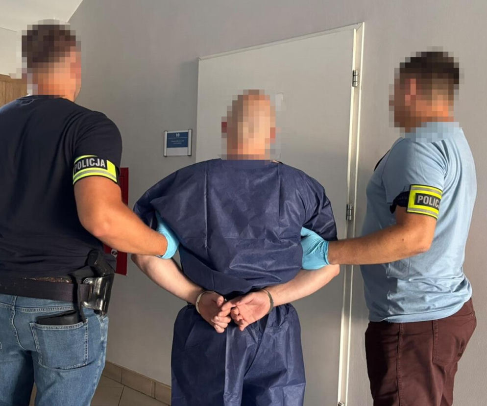 Dwaj policjanci prowadzą mężczyznę w kajdankach. O zarzutach za zabójstwo 40-latki przeczytasz na Eska Warszawa.