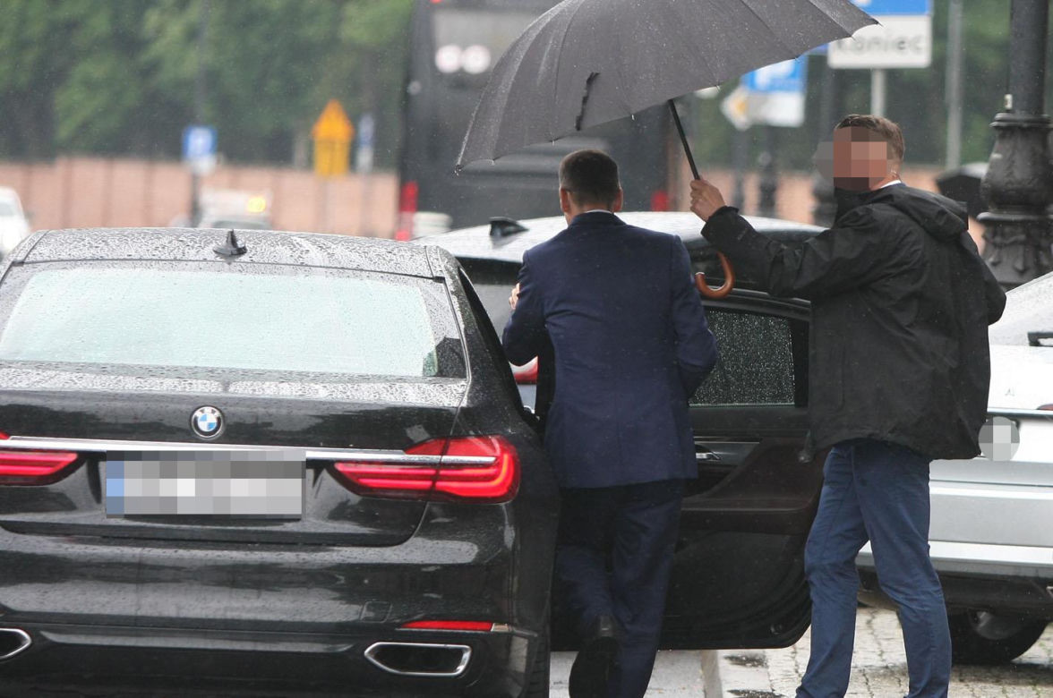 Morawiecki pod ochroną na miesięcznicy 
