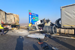 Zderzenie trzech TIR-ów na autostradzie A4. Potężne utrudnienia na jezdni w kierunku Wrocławia [FOTO]