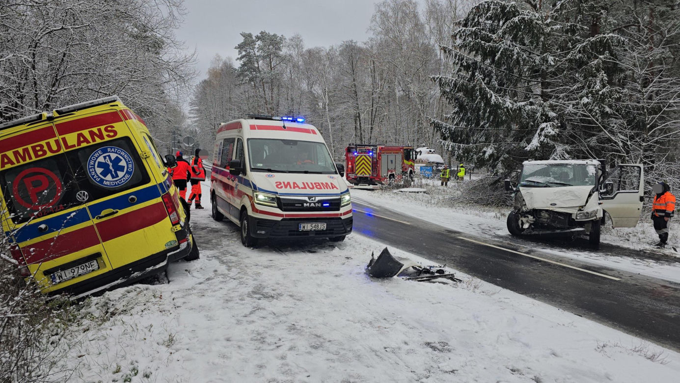 Zderzenie karetki pogotowia z samochodem dostawczym pod Warszawą. Ambulans zjechał na przeciwległy pas