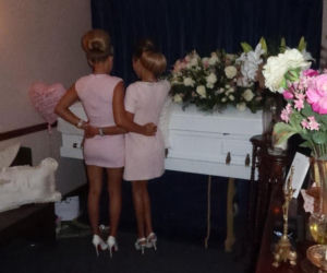 Influencerka urządziła sesję przy trumnie nastoletniej córki. Internauci się wściekli