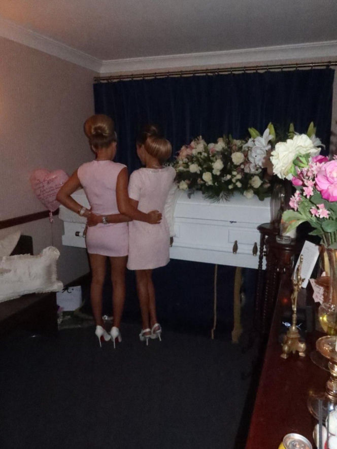 Influencerka urządziła sesję przy trumnie nastoletniej córki. Internauci się wściekli