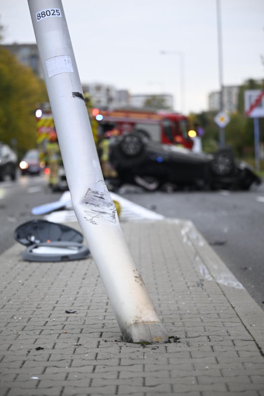 Dachowanie w Warszawie! Wcześniej na tej ulicy doszło do śmiertelnej masakry