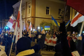 Przykładacie rękę do tragedii na Ukrainie. Protest przed konsulatem Białorusi w Białymstoku
