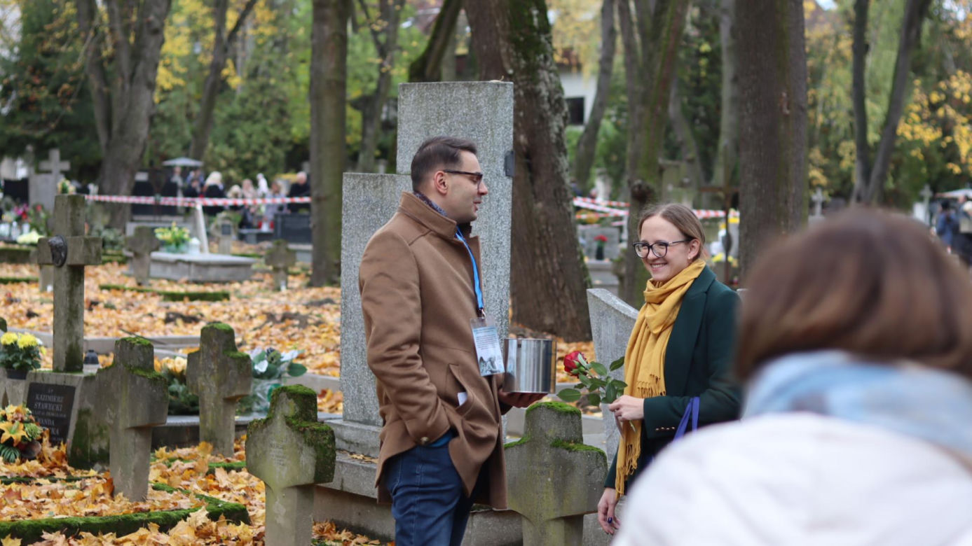 Tak mieszkańcy odwiedzają groby zmarłych. Tłumy na najstarszym cmentarzu w Lublinie