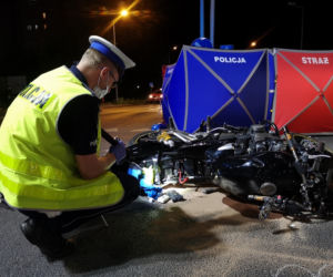 Nie żyje 46-letni motocyklista! Jego córka została ranna. Makabryczny wypadek w Lesznie